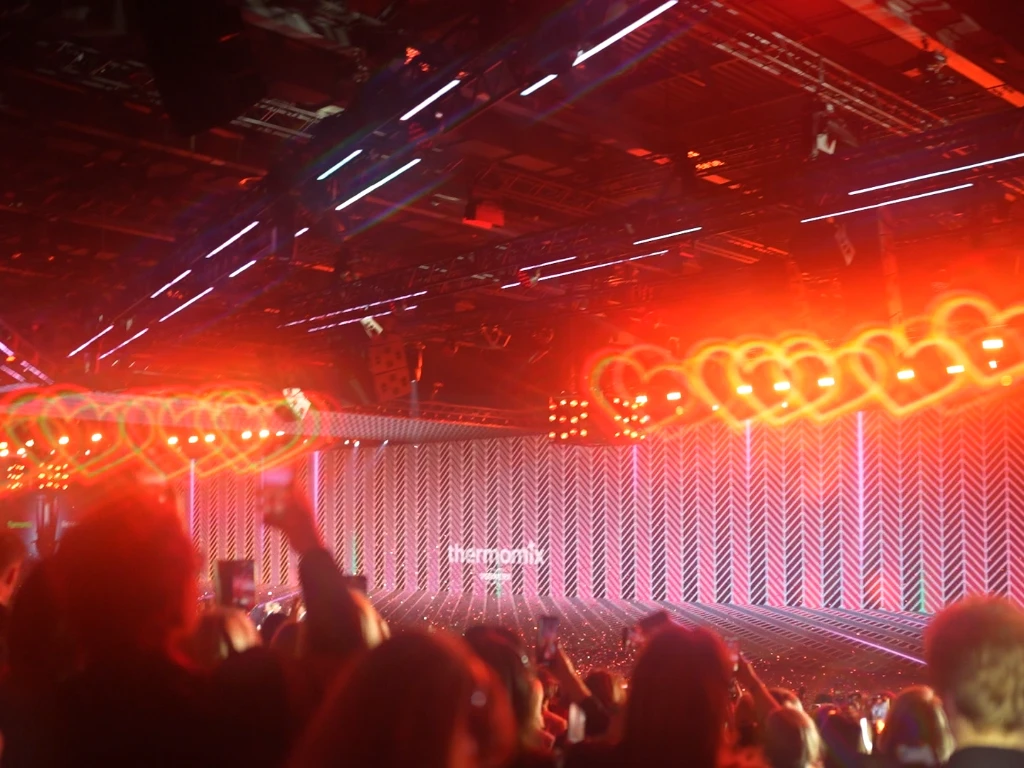 Thermomix Event mit leuchtenden Herzen, roten Lichtern und jubelndem Publikum.