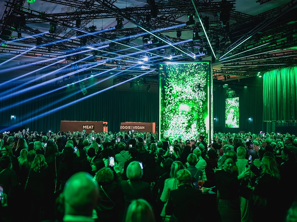 Grüner LED-Monolith mit avantgardistischem Motiondesign auf dem Thermomix TM7 Reveal Event in Berlin